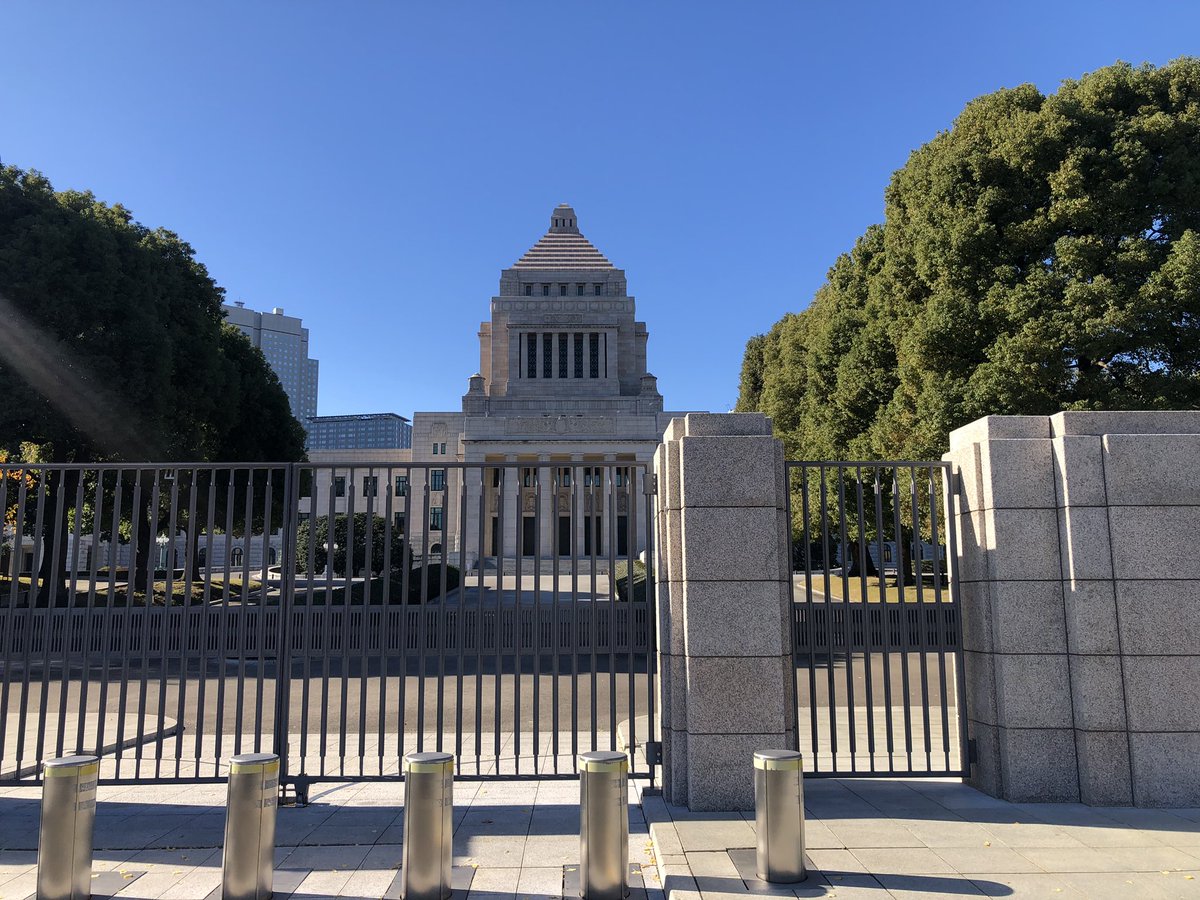 chabo_gerero's tweet photo. 12/7 東京観光
皇居外苑
　都会の中にある森で癒された
日比谷公園
　静かな場所、公会堂も見れた
国会議事堂
　至る所に警察官がいた
六本木
　夜は賑やかなんでしょうね
東京タワー
　スカイツリーより低いがデカい
この日はよく歩いた
運動不足の体にはこたえた https://t.co/TQa0R9mwvQ