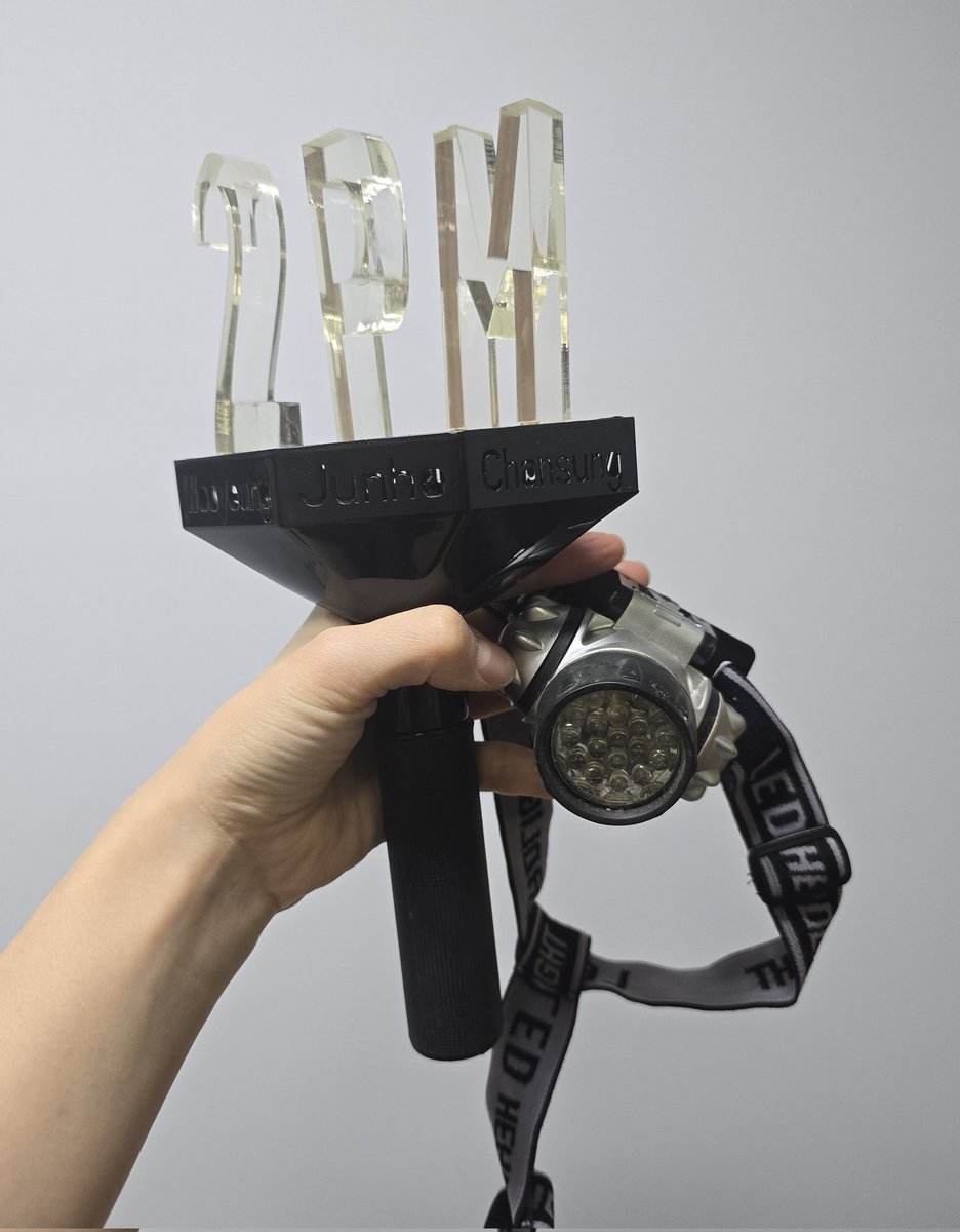 횃불봉 찾다가 같이 발굴한 투피엠 완전 초기 응원봉ㅋㅋㅋ이게 첫 공식봉이었던거 같음(아마도)
헤드랜턴까지 끼고 어게인2011드림콘서트 어떤데