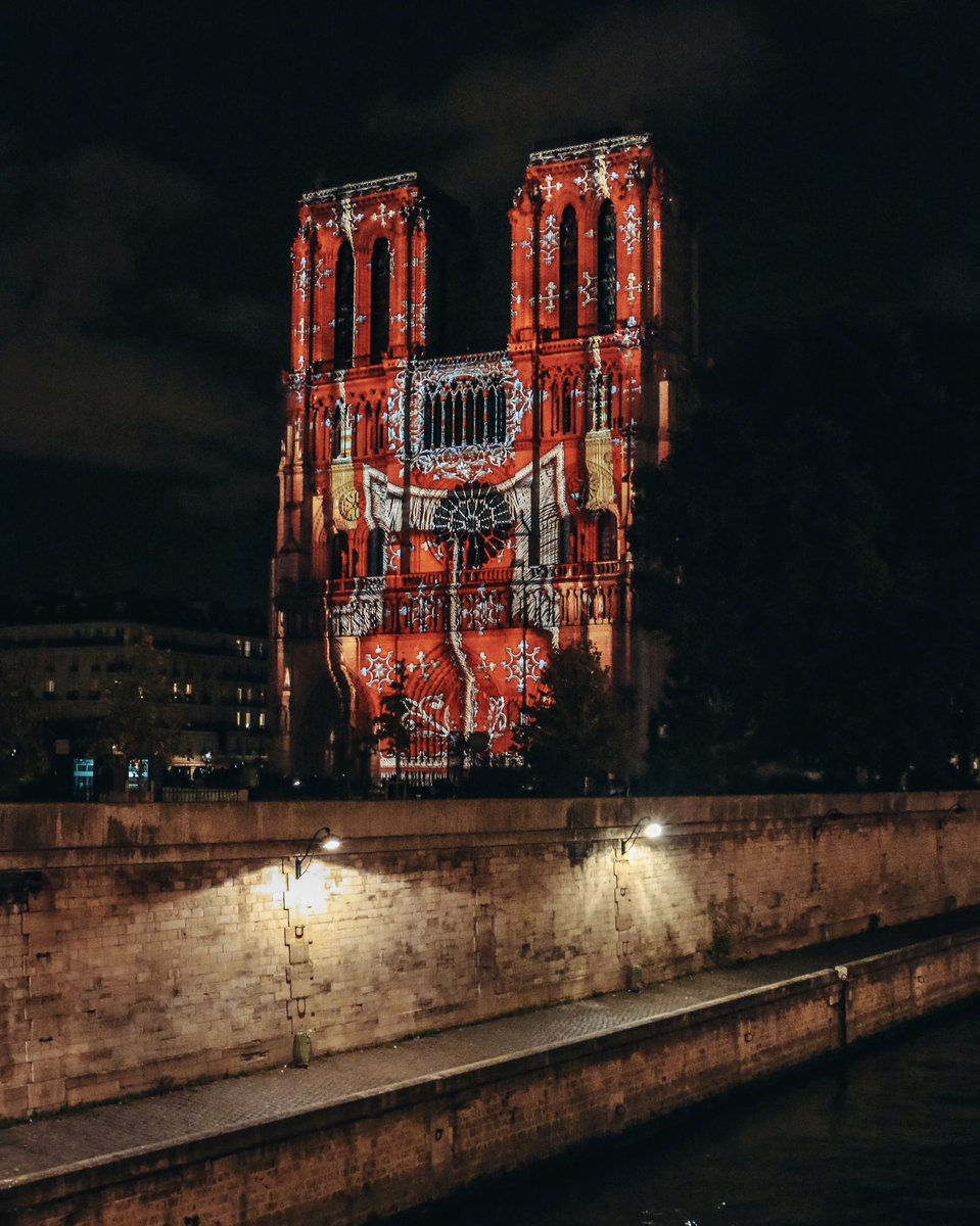 #NotreDameDeParis is back