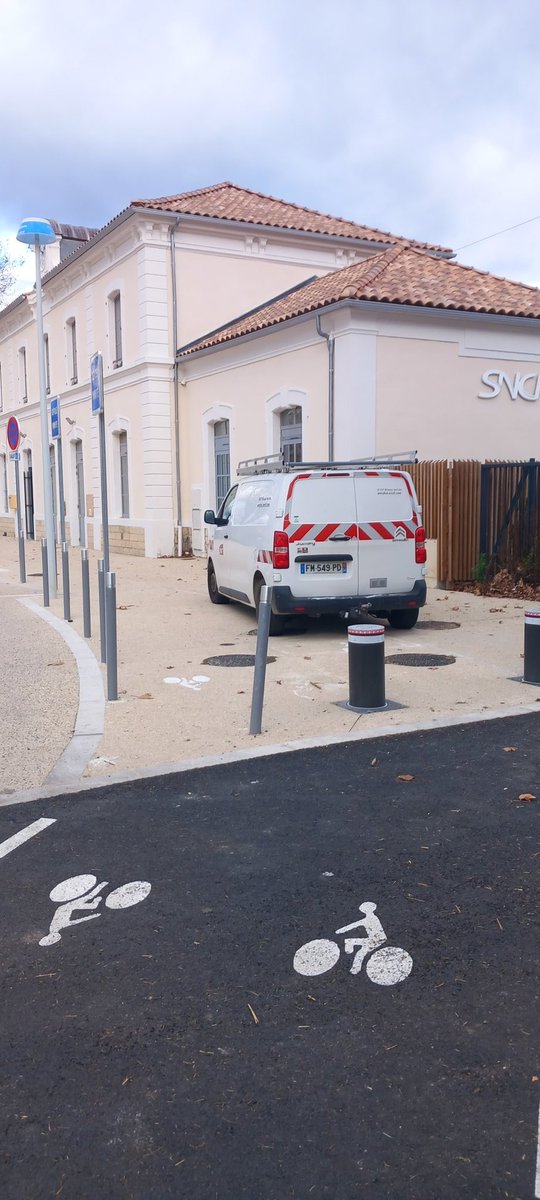 BarbuQuadra's tweet photo. @lio_train_sncf @GroupeSNCF Bonjour @lio_train_sncf et @GroupeSNCF .
Nous sommes dimanche après-midi et la camionnettes SNCF n'a pas bougé de la piste cyclable depuis mon signalement de vendredi soir . Combien de temps faudra t'il pour que l'info parvienne et qu'il se passe qqchose ?🤷‍♂️ https://t.co/u3guqogV2S