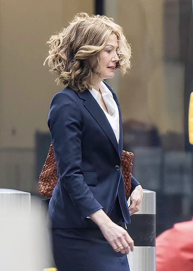 dailyrosamund's tweet photo. 📸 Rosamund Pike on the set of her new movie Ladies First. https://t.co/g7Dw09rU4v