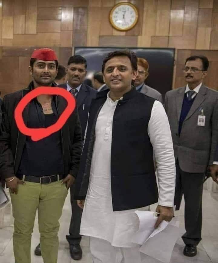 चमचई की हद है 13 साल की गुलामी और सीने पर अखिलेश नाम का गोदना गोदाने के बाद भी पिछवाड़े लात मारकर पार्टी से निकाला 😁😁 
यादव समाज कुछ समझेगा 😂😂

इनसे मिलिए ये हैं 13 वर्ष तक समाजवादी पार्टी और अखिलेश यादव जी के सच्चे सिपाही रहे,
 मुरादाबाद निवासी #विशम्भर_यादव जी और इन्होंने