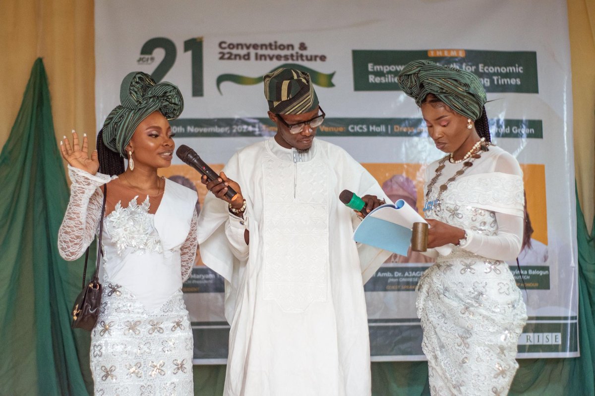 jcilautech's tweet photo. The transfer of the chain of office represents the confidence and accountability placed on our new leader @mhidey_love24 to uphold JCIN LAUTECH's core principles.
#22ndinvestiture
#21stConvention
#ConventionWeek
#EVOLVE
#JCINLAUTECH
#TheParadigm Shift
#SEE
#JCINigeria
#JCI https://t.co/0YmVCu4Tcd