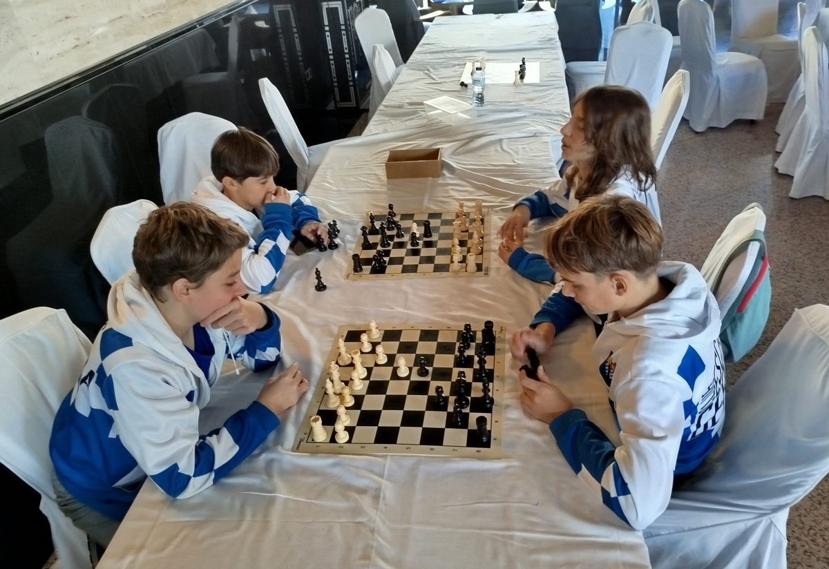 escacsgerunda's tweet photo. 🏆 Copa d'Espanya Equips Sub14 | Resum

GERUNDA 3'5 - OBERENA 0'5
CHESS MENORCA 1 - GERUNDA 3
GERUNDA 2'5 - AMPOSTA 1'5
CAMP MORVEDRE 1 -GERUNDA 3
GERUNDA 3 - N.AJEDREZ POR IGUALDAD 1
ASSA E.VALOR 0'5 - GERUNDA 3'5

#EscacsGerunda #Escacs #CampionsEspanya @levallem https://t.co/ZePjpwqsJx