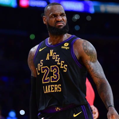 LegionHoops's tweet photo. For the first time in 25 years, the Clippers and Lakers will play simultaneous home games in Los Angeles.

(via @FlyByKnite) https://t.co/slewCHvT0x