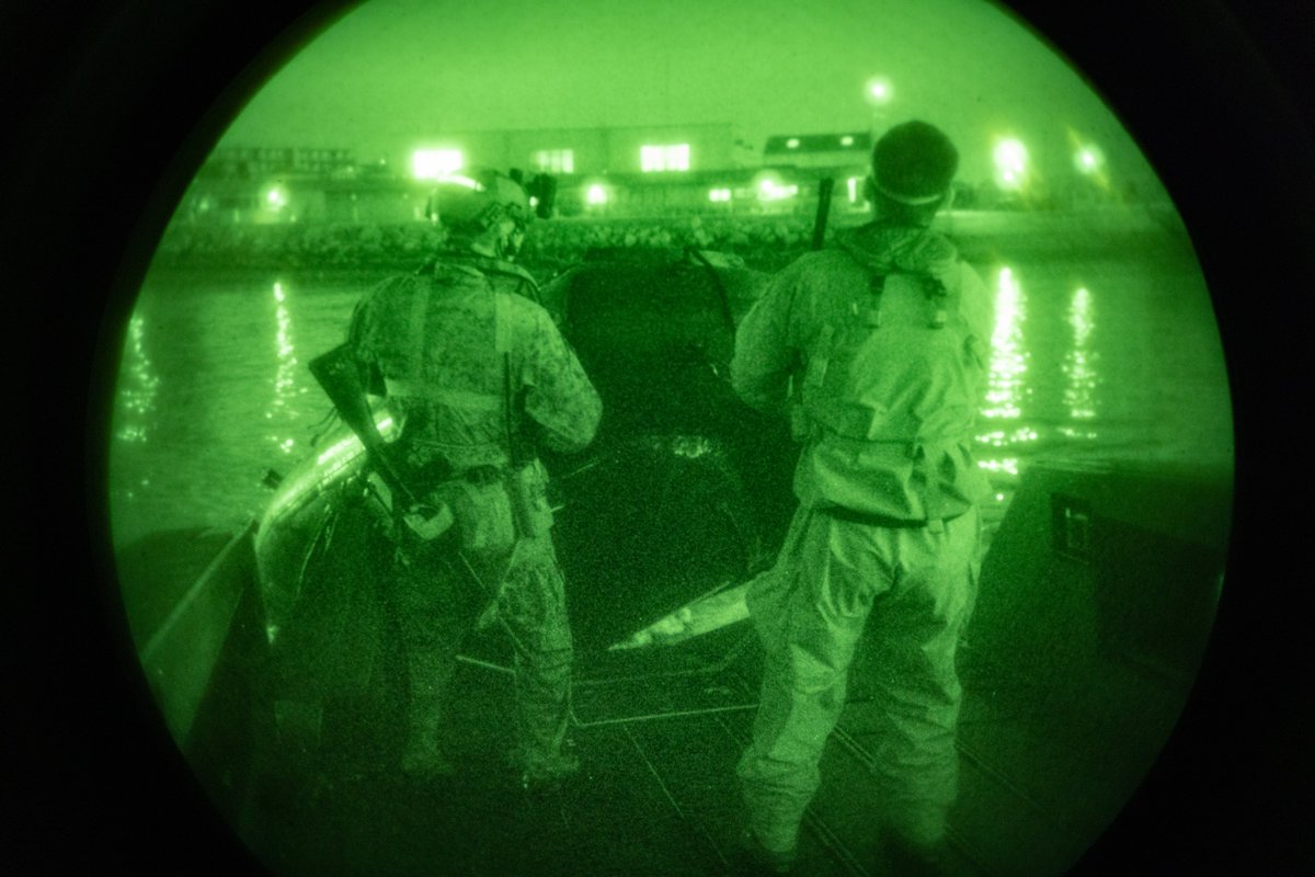 1st_Marine_Div's tweet photo. Be Like Water, My Friend
#Marines with 1st Marine Division operate combat rubber raiding craft during an amphibious insert as part of Steel Knight 24 at Marine Corps Base Camp Pendleton, California.
๐ธ: @USMC photos by Cpl. Migel Reynosa
#Raid #SteelKnight24 #USMCNews https://t.co/M3OzTkBf8O