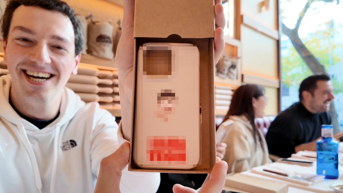 ekaitzmante's tweet photo. Os enseño la MEJOR FUNDA para el iPhone y la quedada de La Banda Tech en Madrid 🫶🏼

Hoy toca vlog! 🤪

➡️ https://t.co/CvzrLCH4Gj https://t.co/GlLp7vUXPv