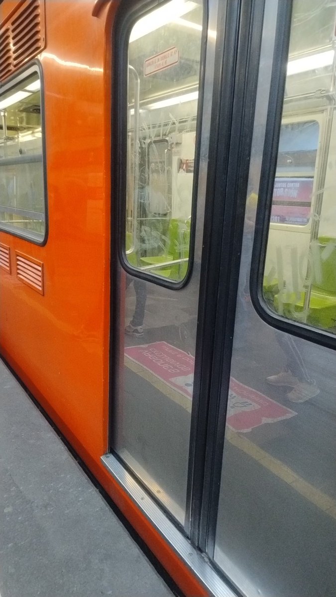 pelugama's tweet photo. @MetroCDMX que pasa en #linea9? Hay un metro en la estación Jamaica, tiene como 5 minutos aquí varado sin abrir puertas ni avanzar https://t.co/BCCDDjE0RV