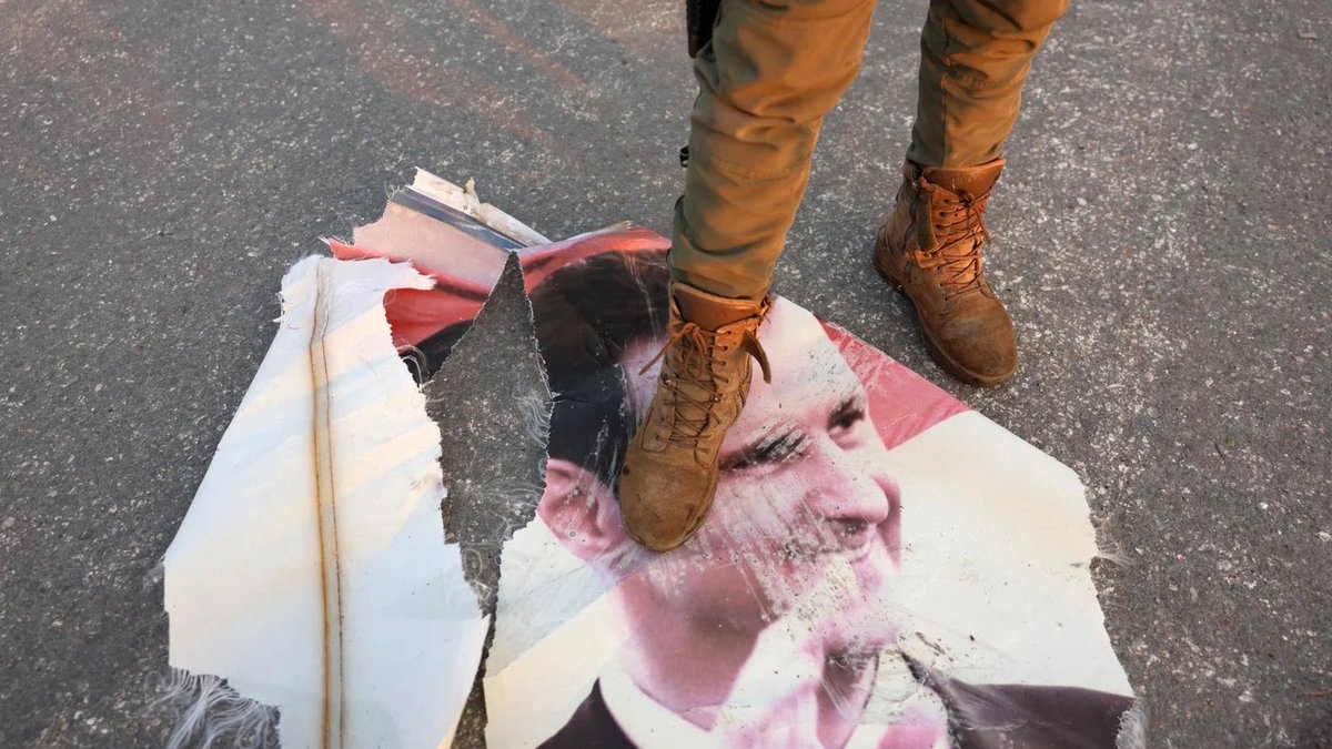 De <a href="/mardelumes/">Mar de Lumes</a> estamos a acompañar con grande preocupación a situación na #Siria 🇸🇾, onde nestes momentos as forzas golpistas que levan actuando no país desde 2012 parecen ter conseguido os seus obxectivos de expulsar o goberno lexítimo. Vai FIO ⬇️