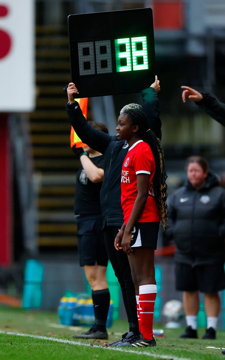 Sixteen-year-old Chime making her debut 👏