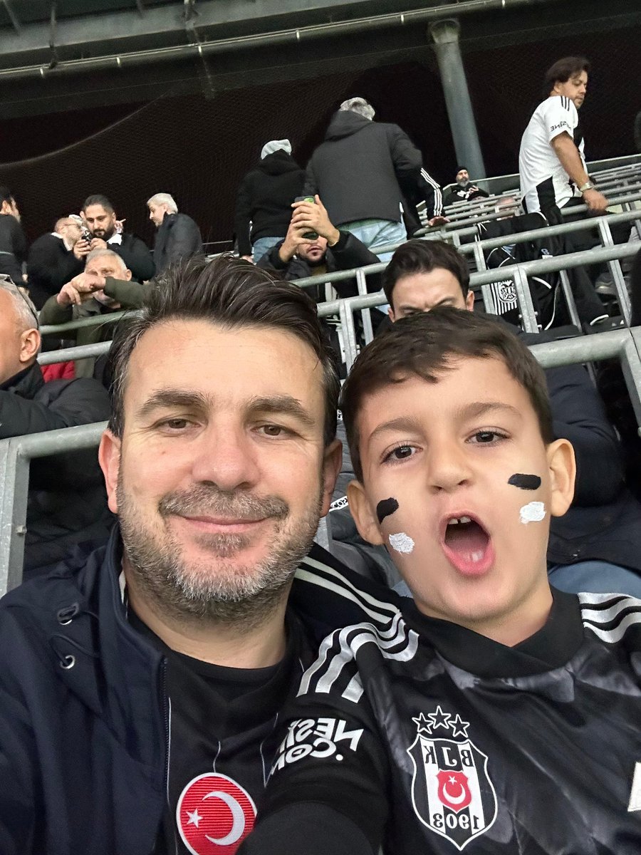 fatihdogan_38's tweet photo. 🔥🔥
Beşiktaş’ın özü asalettir sarsılmaz, 
yüzü umuttur karanlıkta kaybolmaz…

Bir takım çıkar oyunuyla, skoruyla, duruşuyla kendine yapılan imaları sahipleriyle birlikte mahcubiyet salıncağında sallandırır! 

Bir çocuk çıkar bütün karabulutları dağıtır!
Mesele Ali’nin yüze bıraktığı tebessüm değildir. 
İşin özü içgüdüsel aldığı mesuliyettir. 
Kulübüne sahip çıkma duygusudur.

Ali Çıldan gibi o duyguyu yaşayan Aliler olduğu müddetçe Beşiktaş’a ne gam ne keder bu yürekler bu camiaya yeter 🦅

📌Not: Ali, kıymetli kardeşimiz Mehmet Çıldan’ın oğlu. 
Hayali de sahada Alen Abisi gibi üçlü çektirmek…