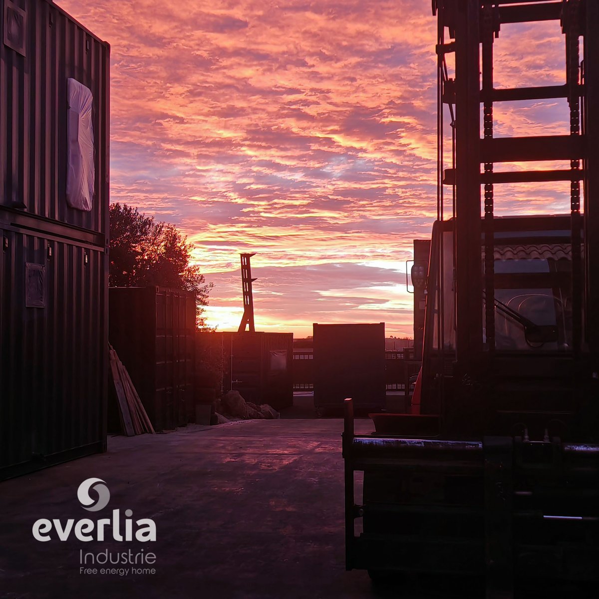 🚒 [AVANT-PREMIÈRE] Everlia en action pour les sapeurs pompiers ! 
Nous sommes fiers de partager avec vous les premières images de notre dernier projet : la construction du futur centre d'entraînement du SDIS
Innovation et durabilité :
Actuellement en construction @frenchtechmed