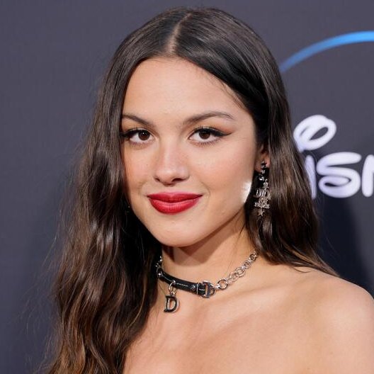 Olivia Rodrigo é parcialmente surda do ouvido esquerdo.