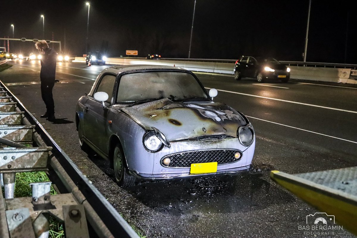 Auto in brand op A9 bij Spaarndam