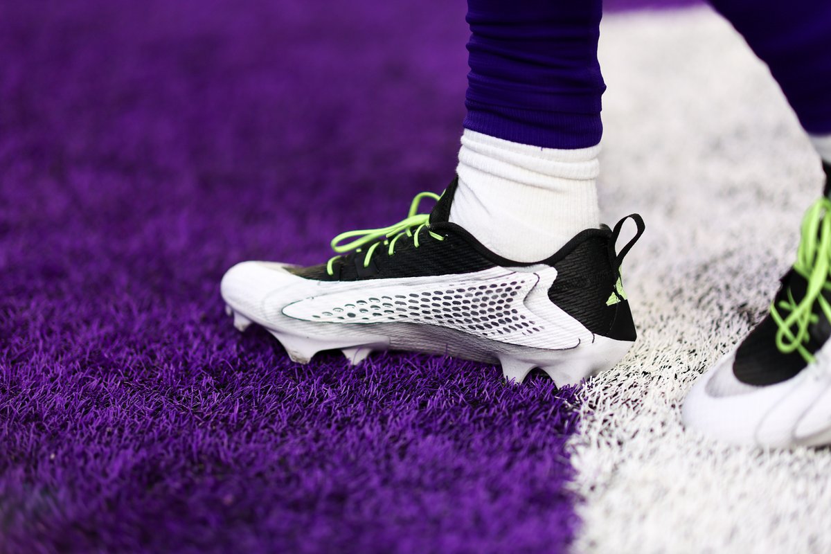 Vikings's tweet photo. Jordan Addison rocking custom AE1s 🔥🔥🔥

🎨: @MACHE275 https://t.co/EN9dOds6Pg