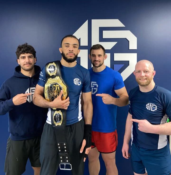 BlundiPerez's tweet photo. KOF : DACHER DANS LES STARRING-BLOCKS 

Vainqueur en Septembre à l'@AECchampionship de son 6️⃣ème combat amateur, #ThomasDacher 🇲🇫 💪 sera de la Fight Night du #KOF de #Troyes ce 14 Décembre 🎄 
Le licencié du #SFG de #Reims 📸 combat #AbdourahimGuenaev forgé à l'#AEC 👊 
#KOF12 https://t.co/V3RWBOvSZc