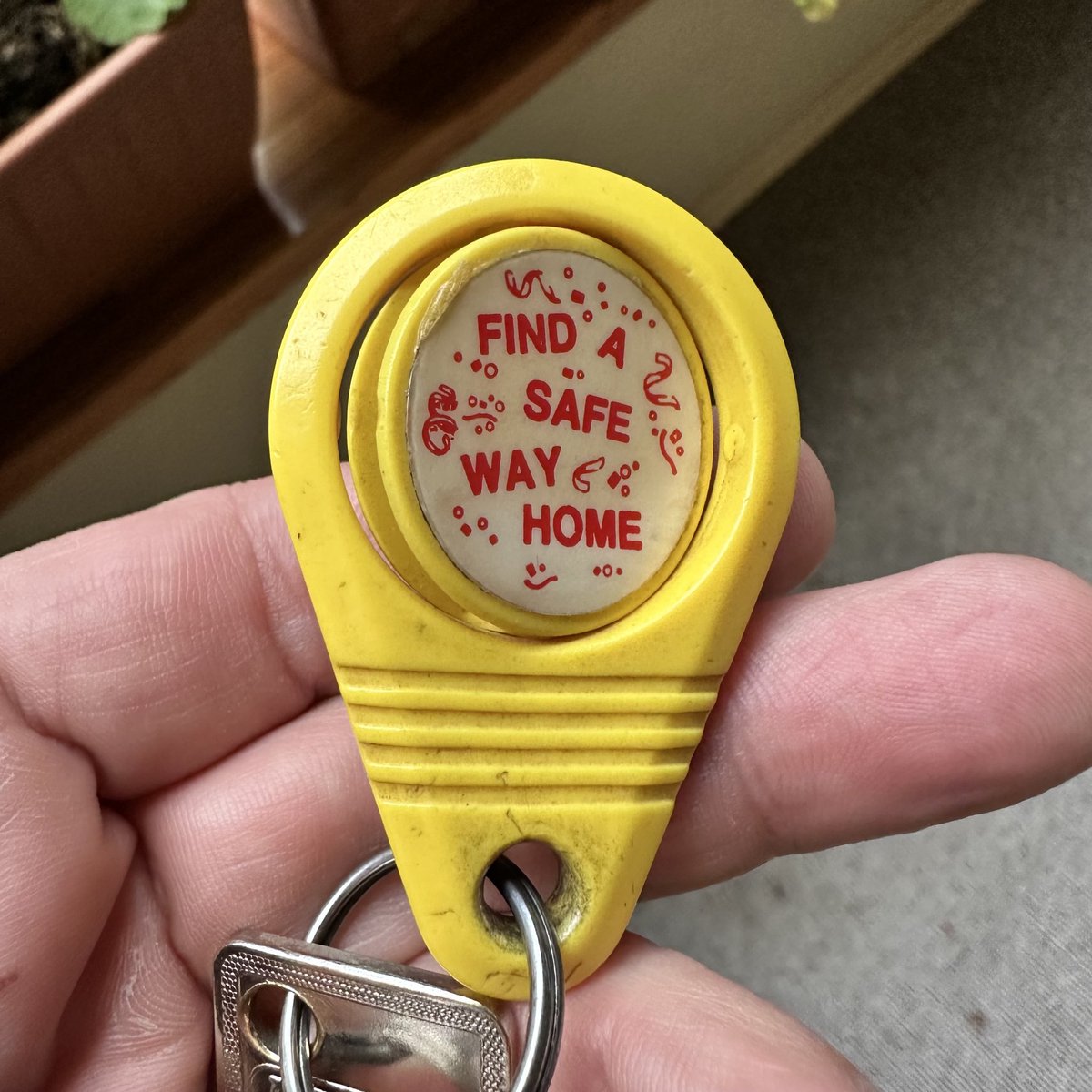 Dneska jsem doma u rodicu nasel toto, jeste ze stredni v USA. Bude nekdo pod 30 vedet, na co to asi tak bylo?