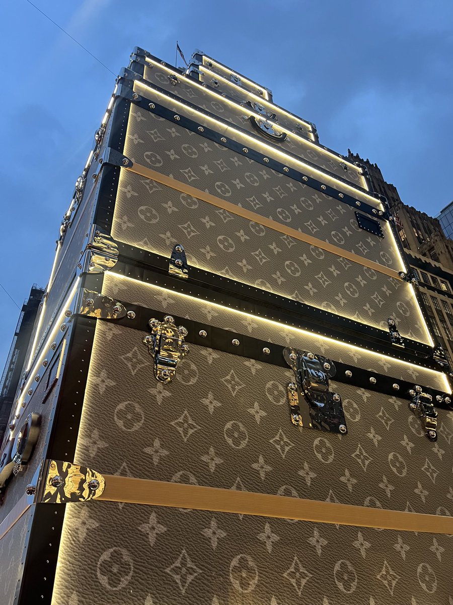 ckseekstruth's tweet photo. When in new york.. @LouisVuitton https://t.co/S0lTU6lYFh