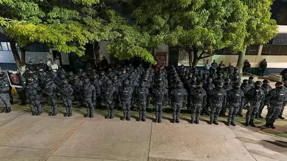 noelalvaradom's tweet photo. Refuerzan seguridad en @ChiapasGobierno en busca de mantener la paz. Ello ante la violencia entre grupos criminales.
@SSPCMexico @SEGOB_mx @GN_MEXICO_ @SEDENAmx @SEMAR_mx https://t.co/Z13FzmVT4g