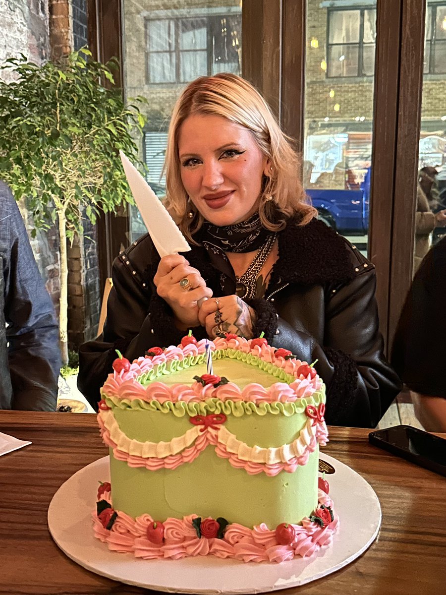 Lucretia Boredgia tweet media