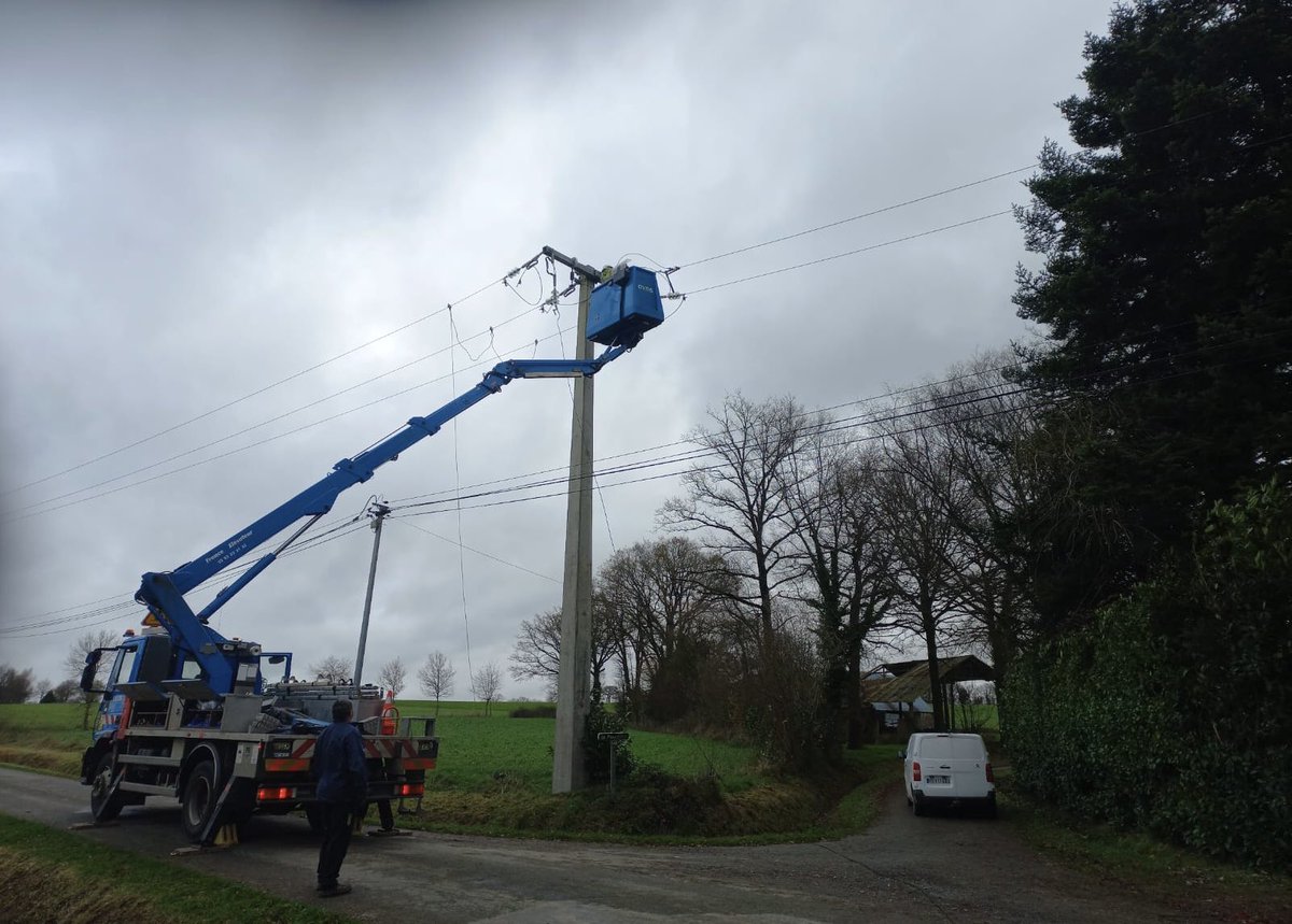 enedis_pdl's tweet photo. À 18h00, 400 clients restent privés d’électricité en Mayenne après le passage de la #TempêteDarragh. 
Les réparations sur le réseau électrique endommagé se poursuivent ce soir pour rétablir l’électricité à un maximum de foyers. 
Le retour à la normale est prévu demain. https://t.co/eCIqLtXk3P