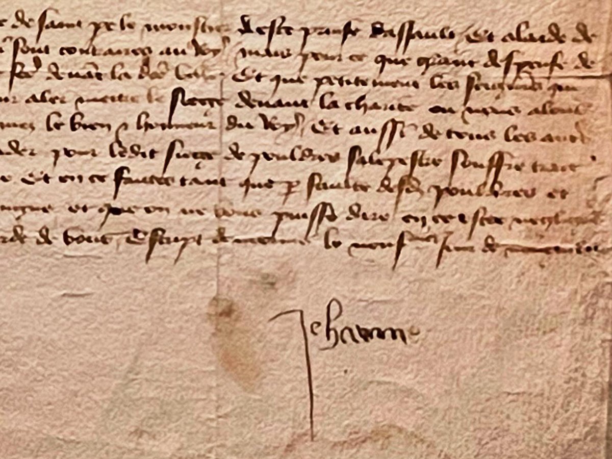 william_marx's tweet photo. Il est si émouvant de découvrir à Londres, dans la splendide exposition consacrée par la British Library aux femmes du Moyen Âge, le plus ancien exemplaire que nous ayons gardé de la signature de Jeanne d’Arc, sorti de France pour la première fois et conservé à Riom. Il n’existe que deux autres signatures de Jeanne. Je fus fasciné également par l’image de Christine de Pizan offrant son livre à la reine de France : l’élégance de cette chambre des dames !