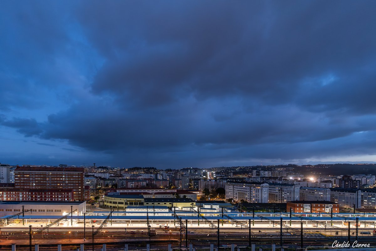 Candidotw's tweet photo. Nuevos andenes iluminados. Estación Intermodal #Coruña https://t.co/cQav1GoVpG