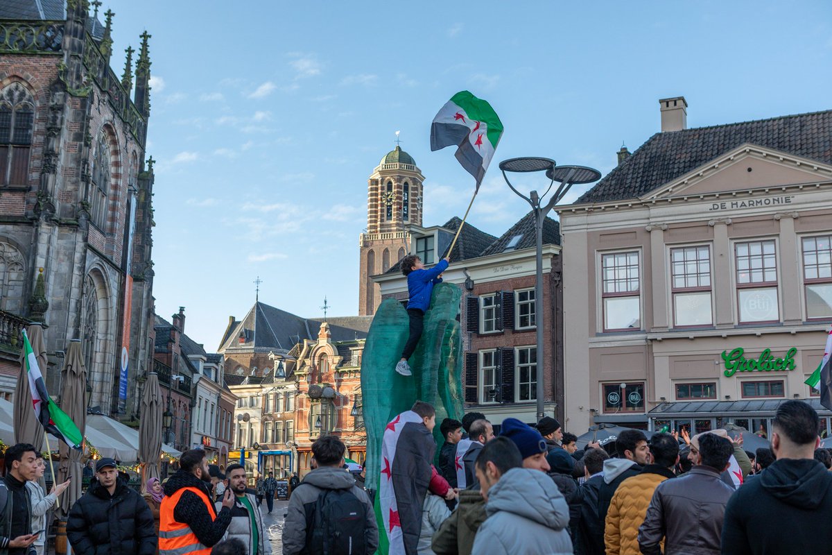 RubenMeinten's tweet photo. Een aangekondigde betoging van Syriërs in de binnenstad van Zwolle is zondag veranderd in een groot vreugdefeest. De demonstranten wilden met het protest aandacht vragen voor de situatie in hun thuisland. Nadat het nieuws vannacht doordrong dat president Bashar al-Assad het land uit is gevlucht, was dat niet meer nodig. De Syriërs maken van het protest een feestje en delen lekkernijen uit aan het winkelend publiek.

Lees het hele artikel bij @1ZwolleNL via https://t.co/cTFEkpizd9

#Zwolle #Nieuws #Syrie