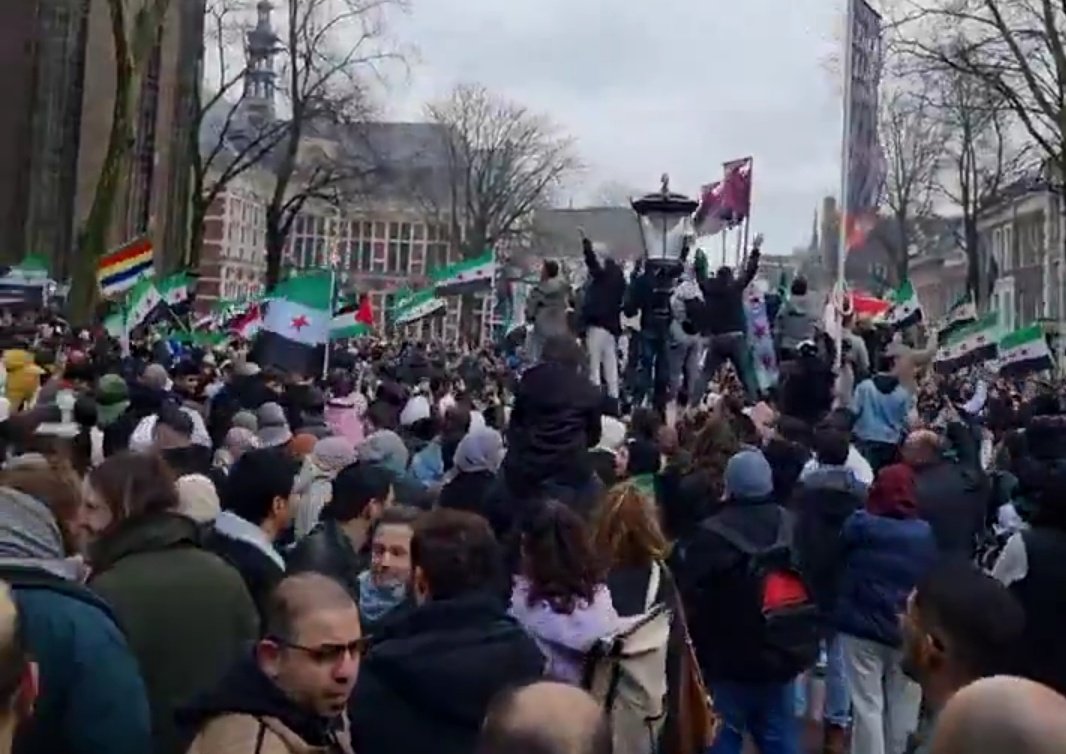 Stelling: Nu Assad weg is kunnen deze blije, feestvierende Syriërs TERUG naar Syrië! 

Doe een ❤️ &amp; RT als je het eens bent!