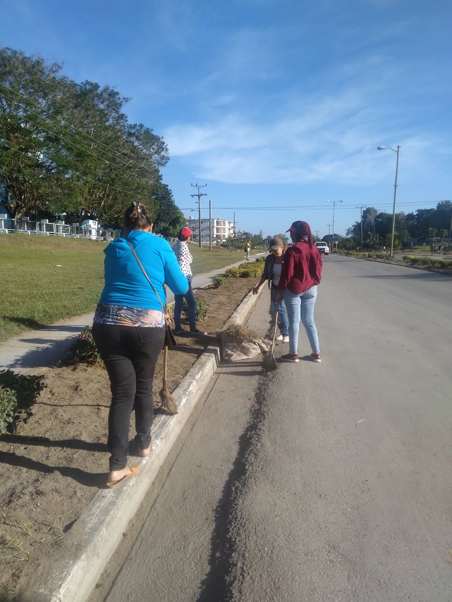 NilviaNorm38063's tweet photo. Los trabajadores de la Universidad de Ciencias Médicas presentes en tarea de grandes
#TareaDeGrandes
#PorLasTunasLaVictoria
@WalterNoris 
@CSaborit12503 
@enelis_reyes 
@RECTORIA_UCML https://t.co/t9KGjTnpZi