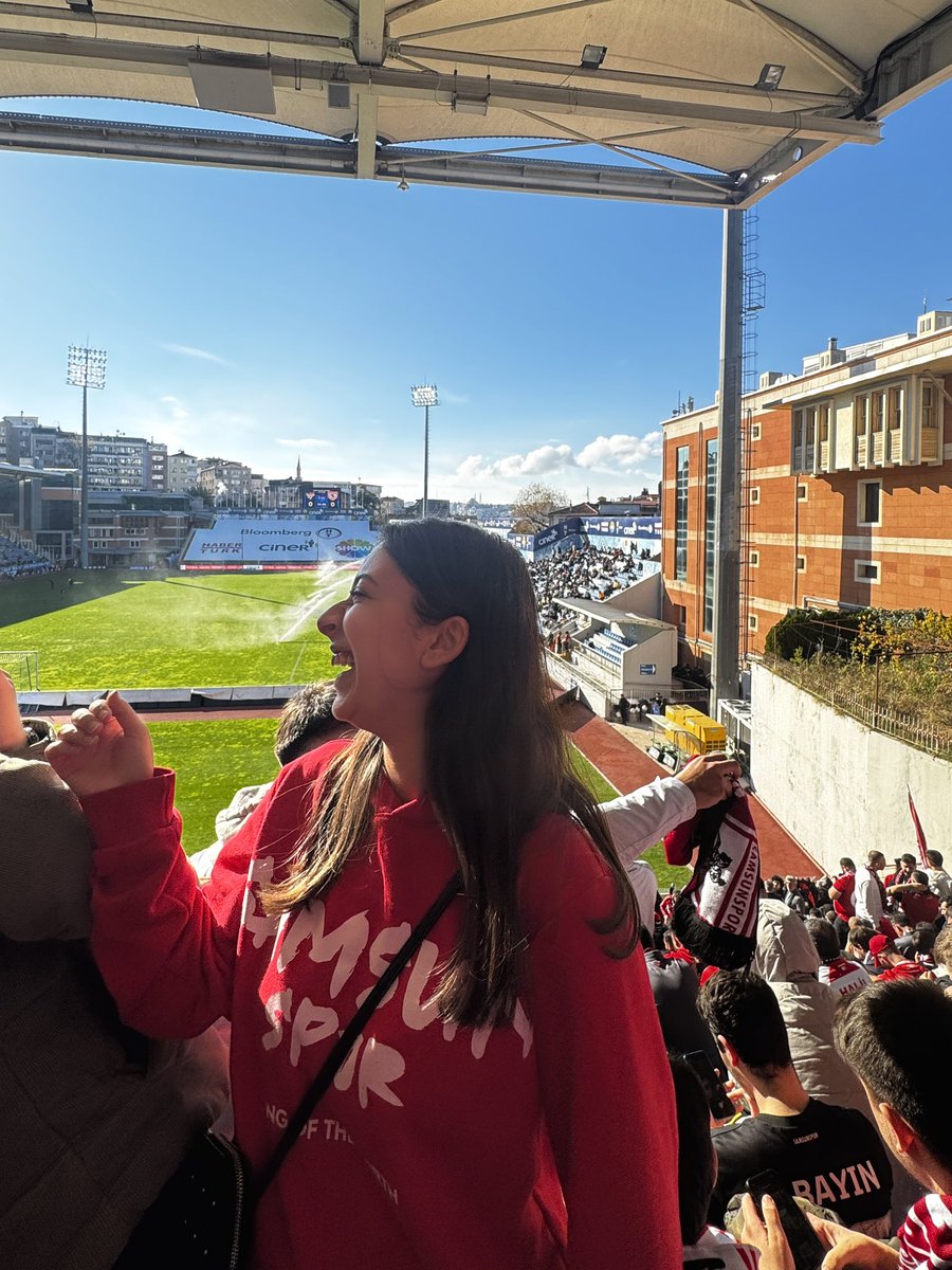 Sen şampiyon olmasan da,
Kupaları almasan da,
Seviyoruz işte var mı diyeceğin.
❤️🤍🖤