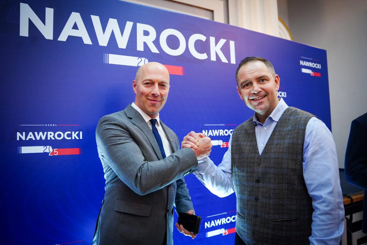 ChuleranskiMac's tweet image. 🔥#ZWYCIĘSKI uścisk z przyszlym #PrezydentemRP 🇵🇱 @NawrockiKn na #XUp-ie 💪💪

@pisorgpl 
@OficjalnyJK
@szefernaker 
@BoguckiZbigniew
@CzarnekP
@SasinJacek
@RafalBochenek
@MKurzejewski 
@radekfogiel
@Andruszkiewicz1
@JanKanthak
@SliwkaAndrzej
@RepublikaTV

#DrużynaNawrockiego 🇵🇱