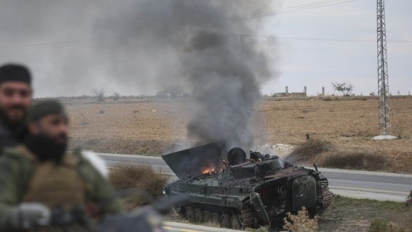 Equipo8DeEnero's tweet photo. #ULTIMAHORA  
Grupos armados penetran en Damasco, #Siria, tras fuertes combates y explosiones en zonas  residenciales.  
Reportes de prensa aseguran que el presidente Bashar al Assad abandonó el país con rumbo desconocido. https://t.co/PjpfFSlZSa