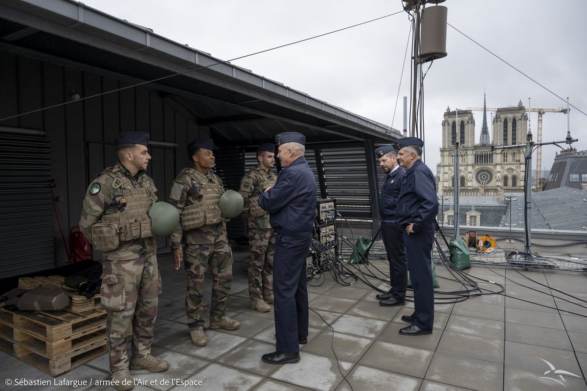 CEM_AAE's tweet photo. #NotreDame Une renaissance sous haute protection. Ce week-end, l’@Armee_de_lair a veillé sur le ciel de l’Île de la Cité. Une bulle de protection aérienne a été mise en place pour sécuriser cet événement historique. Bravo aux Aviateurs pour leur engagement et leur expertise ! 🇫🇷 https://t.co/7GJqjxesF9