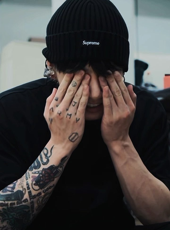 thvjkmon's tweet photo. Jungkook’s hands https://t.co/xZFruwii4k