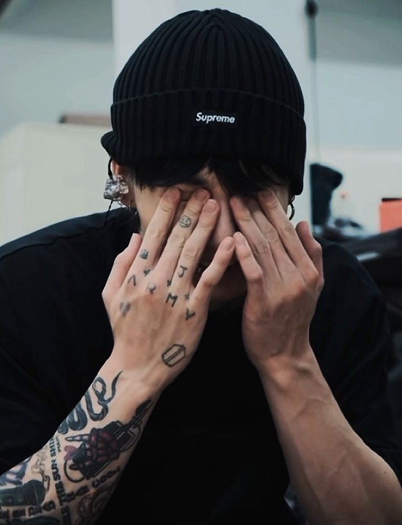 thvjkmon's tweet photo. Jungkook’s hands https://t.co/xZFruwii4k