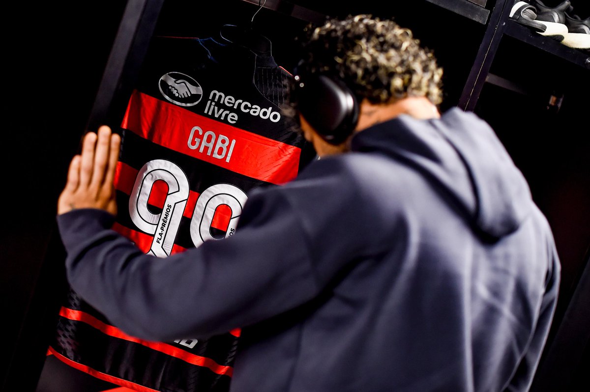 Flamengo's tweet photo. #ObrigadoGabi💪 ❤️🖤

#FLAxVIT #VamosFlamengo 

📸 Marcelo Cortes / CRF https://t.co/TBG1QCa3Lj