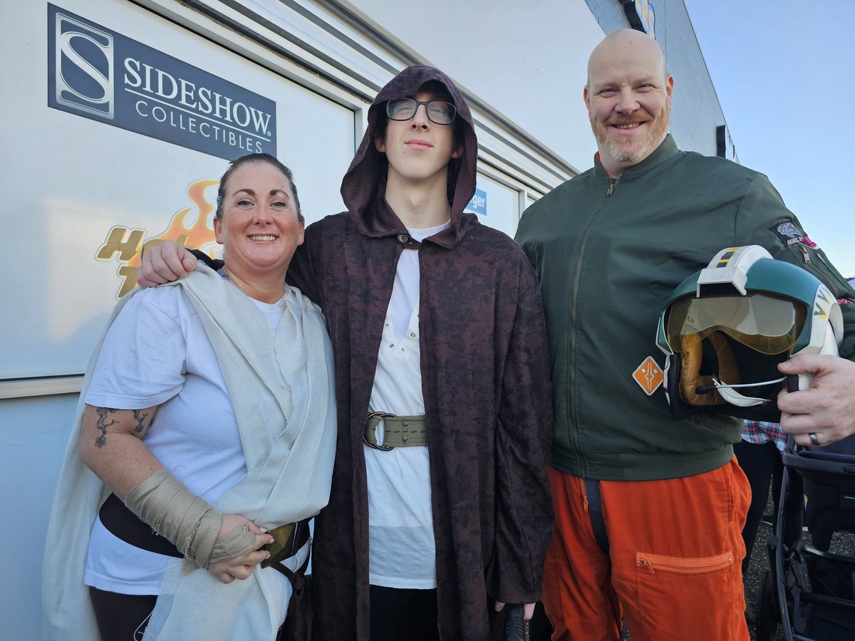 LangleyTimes's tweet photo. Santa Vader returned to Toy Traders in Langley on Sunday to help raise funds for the Shriners https://t.co/auLvFaHJhI