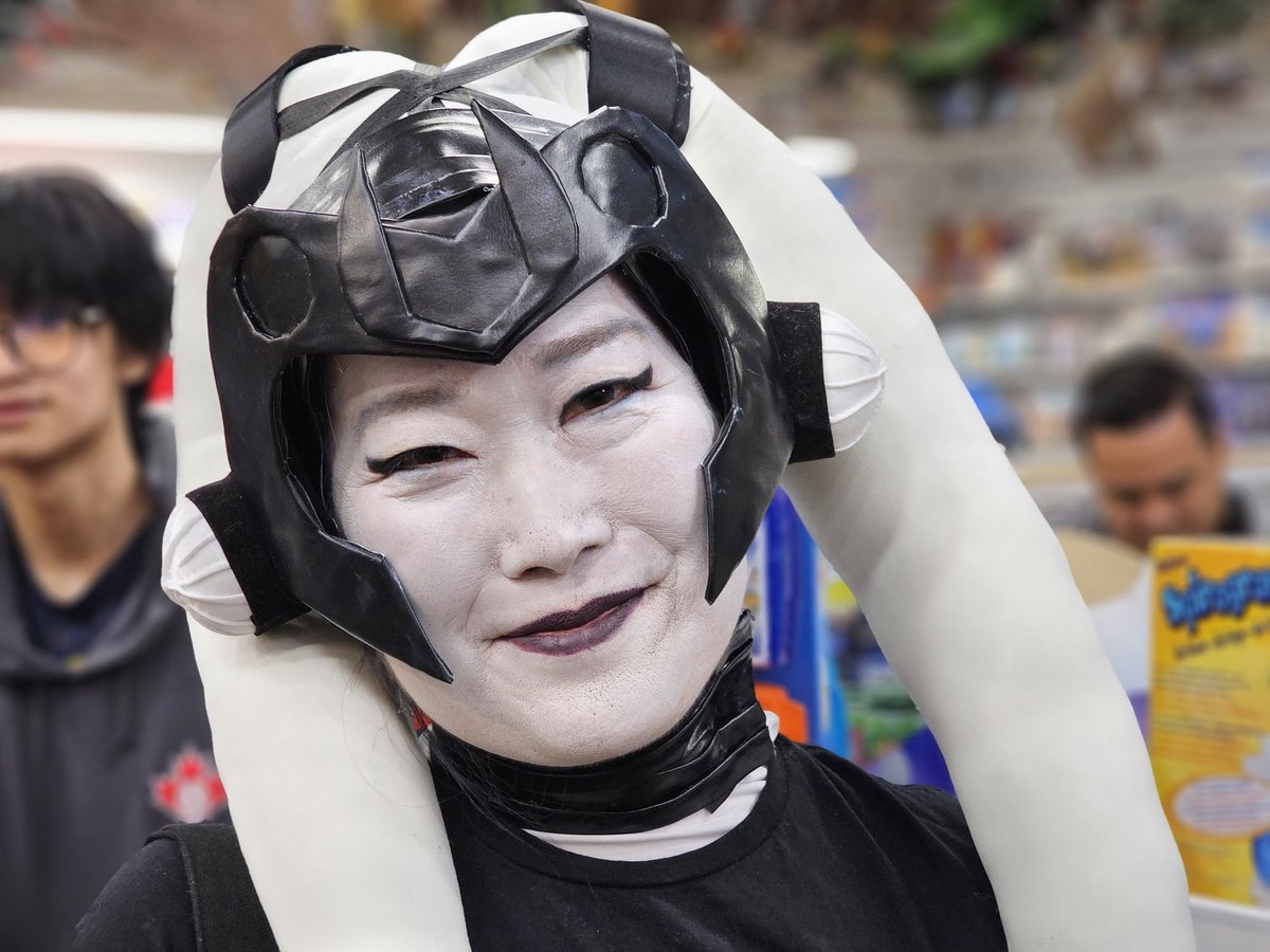 LangleyTimes's tweet photo. Santa Vader returned to Toy Traders in Langley on Sunday to help raise funds for the Shriners https://t.co/auLvFaHJhI