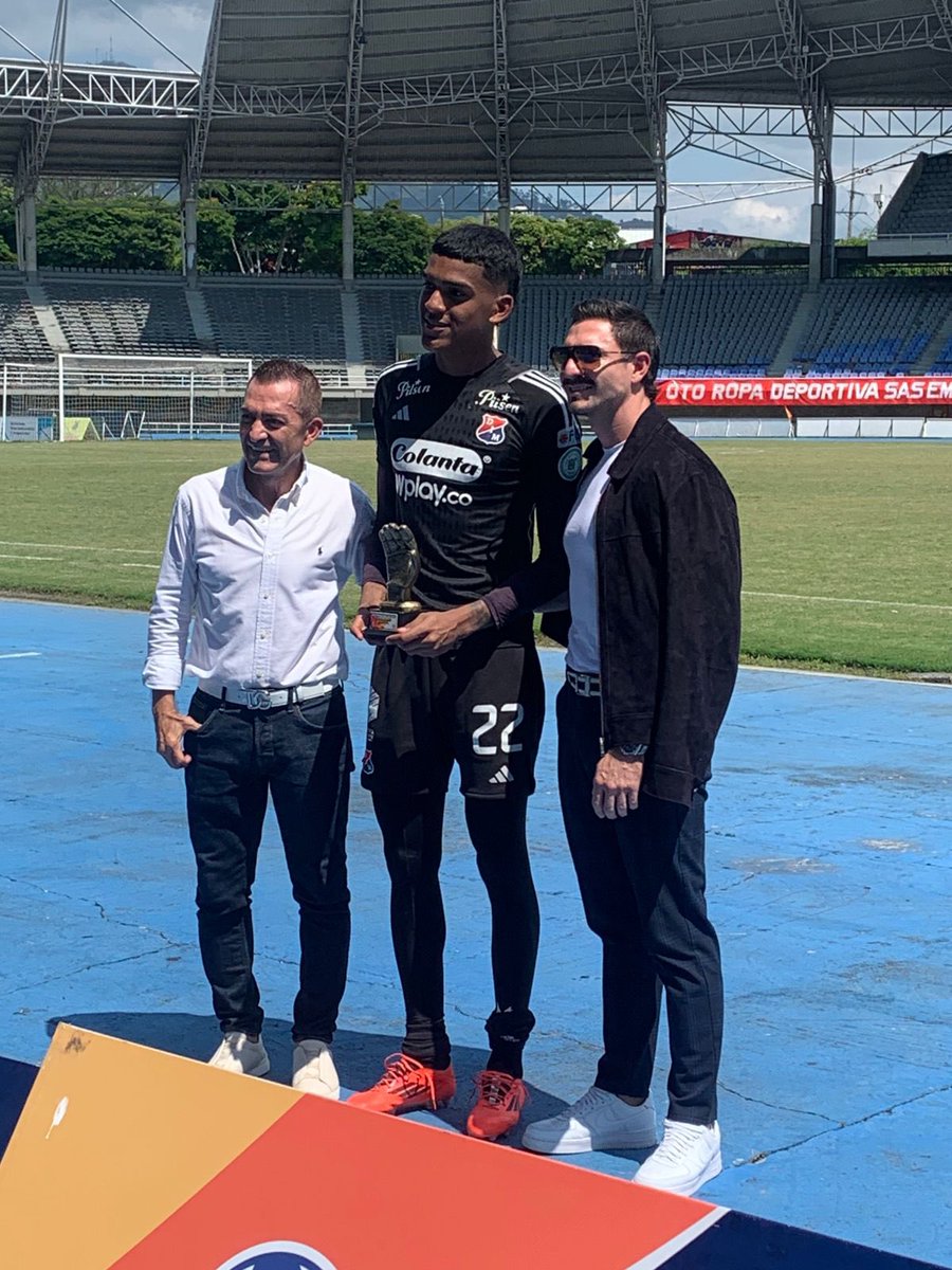 LaCanteraDIM's tweet photo. [🔴🔵🏆] ¡MEDALLO CAMPEÓN! 🤩. Tras dejar en el camino a equipos como Internacional de Palmira, Sócrates Valencia, Atlético Huila, Deportivo Pereira, Aucas de Ecuador, y, posteriormente, ganar la final ante Estudiantil, el Poderoso de la montaña se llevó el título de campeón de la Copa Internacional por La Paz que tuvo lugar en Pereira, Risaralda. 

Además de ello, nuestros canteranos Iker Blanco, Nezareth Segura y Davinson Estupiñan recibieron los reconocimientos de valla menos vencida, goleador y mejor jugador, respectivamente.

¡Felicitaciones campeones! ¡Qué orgullo! 🎉 #CanteraDIM