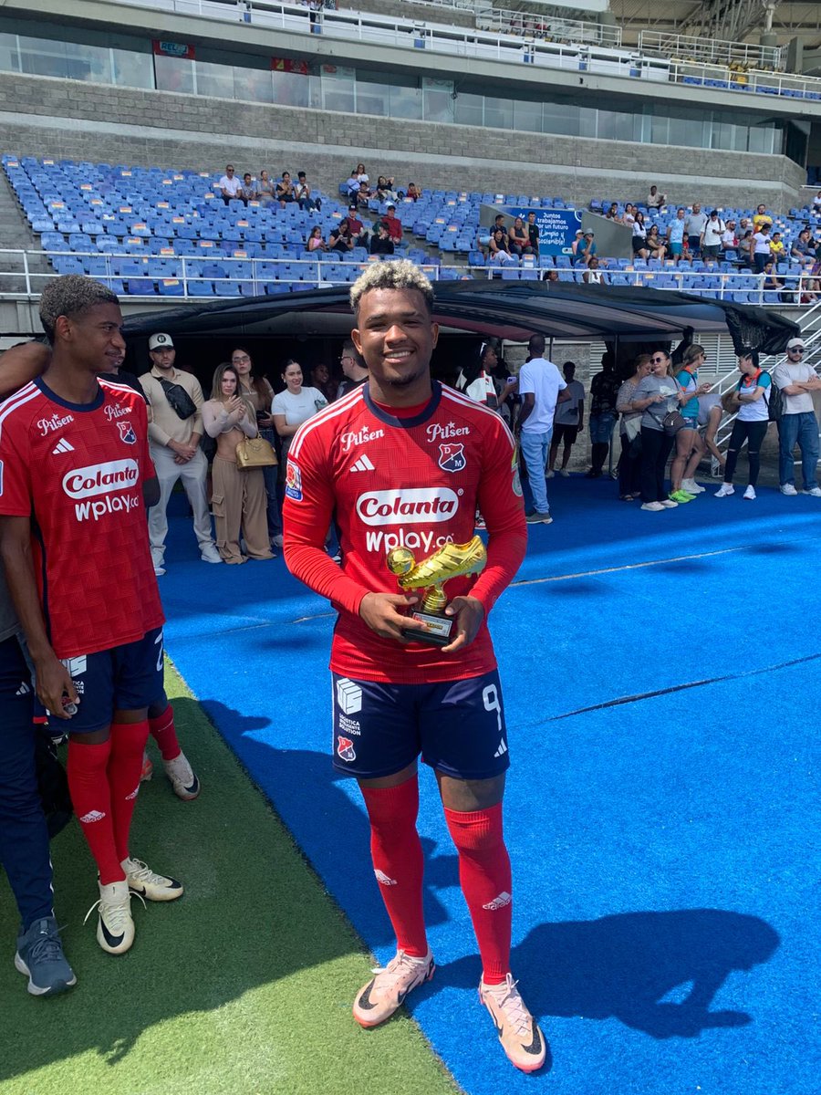 LaCanteraDIM's tweet photo. [🔴🔵🏆] ¡MEDALLO CAMPEÓN! 🤩. Tras dejar en el camino a equipos como Internacional de Palmira, Sócrates Valencia, Atlético Huila, Deportivo Pereira, Aucas de Ecuador, y, posteriormente, ganar la final ante Estudiantil, el Poderoso de la montaña se llevó el título de campeón de la Copa Internacional por La Paz que tuvo lugar en Pereira, Risaralda. 

Además de ello, nuestros canteranos Iker Blanco, Nezareth Segura y Davinson Estupiñan recibieron los reconocimientos de valla menos vencida, goleador y mejor jugador, respectivamente.

¡Felicitaciones campeones! ¡Qué orgullo! 🎉 #CanteraDIM