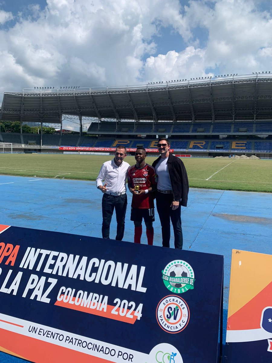 LaCanteraDIM's tweet photo. [🔴🔵🏆] ¡MEDALLO CAMPEÓN! 🤩. Tras dejar en el camino a equipos como Internacional de Palmira, Sócrates Valencia, Atlético Huila, Deportivo Pereira, Aucas de Ecuador, y, posteriormente, ganar la final ante Estudiantil, el Poderoso de la montaña se llevó el título de campeón de la Copa Internacional por La Paz que tuvo lugar en Pereira, Risaralda. 

Además de ello, nuestros canteranos Iker Blanco, Nezareth Segura y Davinson Estupiñan recibieron los reconocimientos de valla menos vencida, goleador y mejor jugador, respectivamente.

¡Felicitaciones campeones! ¡Qué orgullo! 🎉 #CanteraDIM