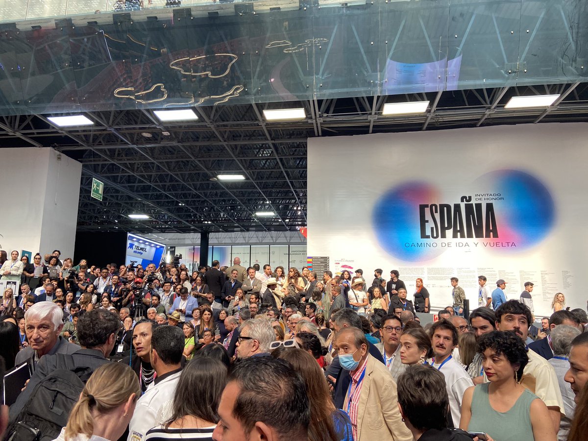 EmbEspMex's tweet photo. Ya conocemos algunos datos de la @FILGuadalajara 2024 y podemos decir que en el año de 🇪🇸 como país invitado se ha superado el récord de asistencia con ¡más de 900.000 asistentes!. Éxito rotundo en ventas, países invitados, seguidores en redes, periodistas acreditados…🇪🇸💪🇲🇽 https://t.co/4IivoSv2OL