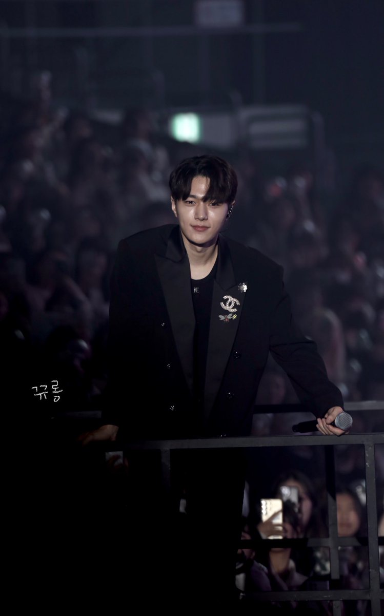241208 INFINITE 15TH ANNIVERSARY CONCERT <LIMITED EDITION> Day3

묭묭이 여기 봐봐 💛

#인피니트 #김명수 #명수 #엘