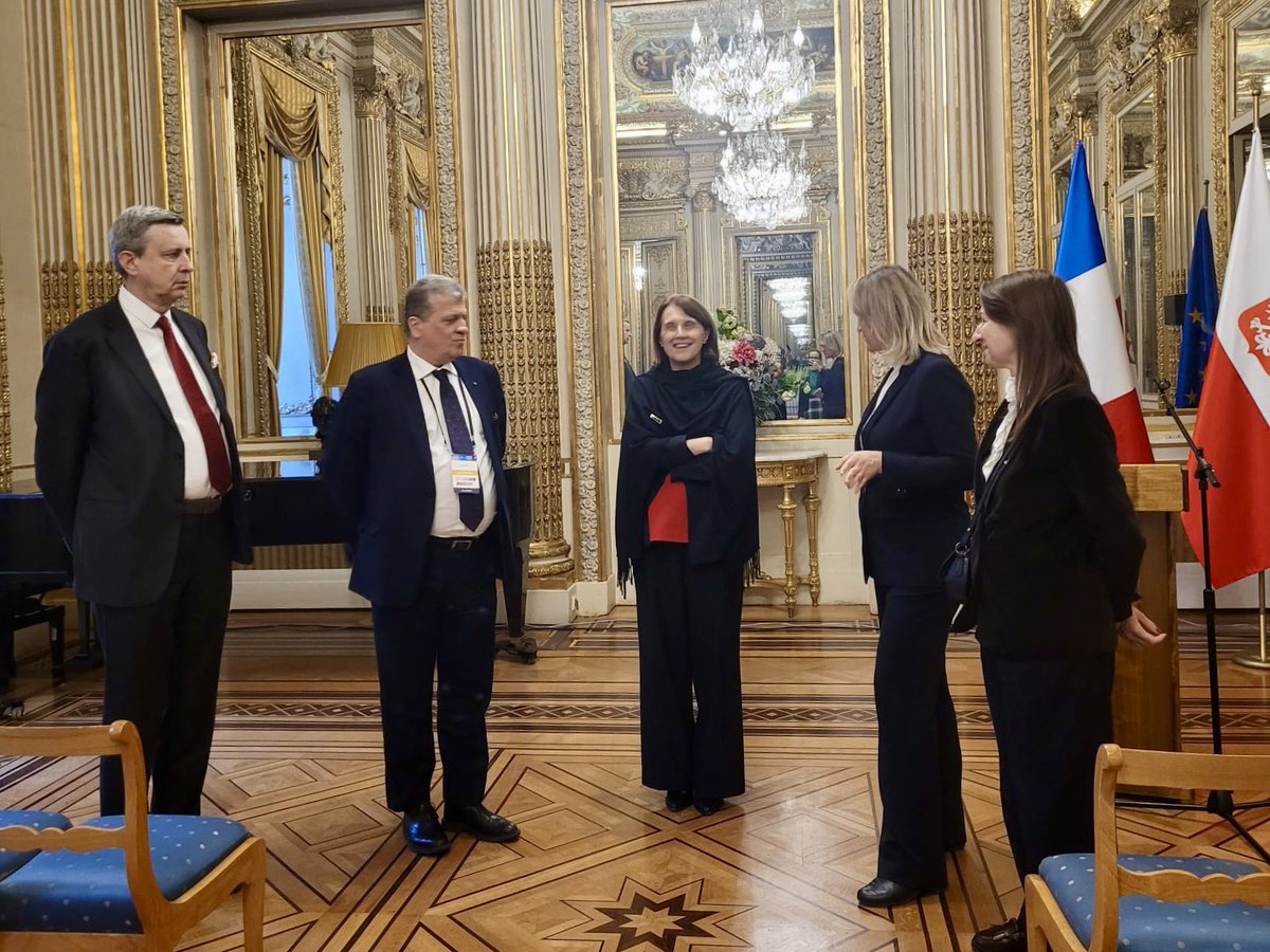 WroblewskaHann's tweet photo. Więzi kulturalne Polski i Francji są fundamentem naszej wieloletniej współpracy. To nie tylko instytucje, pomniki czy archiwalne zbiory, ale przede wszystkim ludzie, którzy dbają o polsko-francuskie relacje. 🇵🇱🇫🇷

W Paryżu miałam przyjemność odwiedzić Bibliotekę Polską w Paryżu, która od ponad 185 lat jest jedną z najważniejszych form organizacji życia kulturalnego polskiej emigracji we Francji. Od samego początku jej działalność daleko wykraczała poza zadania tradycyjnej biblioteki, co sprawiło, że postrzegana jest jako swego rodzaju nieoficjalna ambasada kultury polskiej we Francji. Wsparcie finansowe @kultura_gov_pl pomaga kontynuować ambitne projekty tej instytucji.

Spotkanie w ambasadzie @PLenFrance z Janem Emerykiem Rościszewskim, ambasadorem RP we Francji było okazją do bliższego poznania tego miejsca i źródeł polsko-francuskich relacji.

Obserwując postępy w remoncie generalnym siedziby @PLInst_Paris Instytutu Polskiego przy rue Jean-Goujon oraz działania w tymczasowej siedzibie rozmawialiśmy też z zaangażowanym zespołem IP o efektach przedsięwzięć w ramach Roku Gombrowicza, obecnych wystawach i planach na najbliższe miesiące. A program będzie intensywny w związku z polską prezydencją w Radzie Unii Europejskiej, która zaczyna się w styczniu 2025.

Dziękuję za wszystkie spotkania, opowiesci o historiach paryskich miejsc i o realizowanych tu polskich inicjatywach. Wiele przed nami. A Joannie Wajdzie, dyrektorce Instytutu Polskiego w Paryżu dziękuję także za wsparcie w organizacji wizyty.