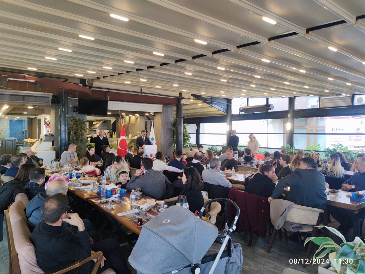 Türkiye İttifakı Partisi Yalova İl Başkanlığının düzenlediği etkinlikte, parti sözcüsü Ferhat Yılmaz, Mkyk üyesi Arslan Çevik ve il başkanı Hakan Elvermez Yılmaz partililerle bir araya geldi.
<a href="/ittifakYalova/">Türkiye İttifakı Partisi Yalova İl Başkanlığı</a> <a href="/HElvermezylmaz/">hakan elvermezyılmaz</a> <a href="/Ferhatyilmaz66/">Ferhat Yılmaz</a>