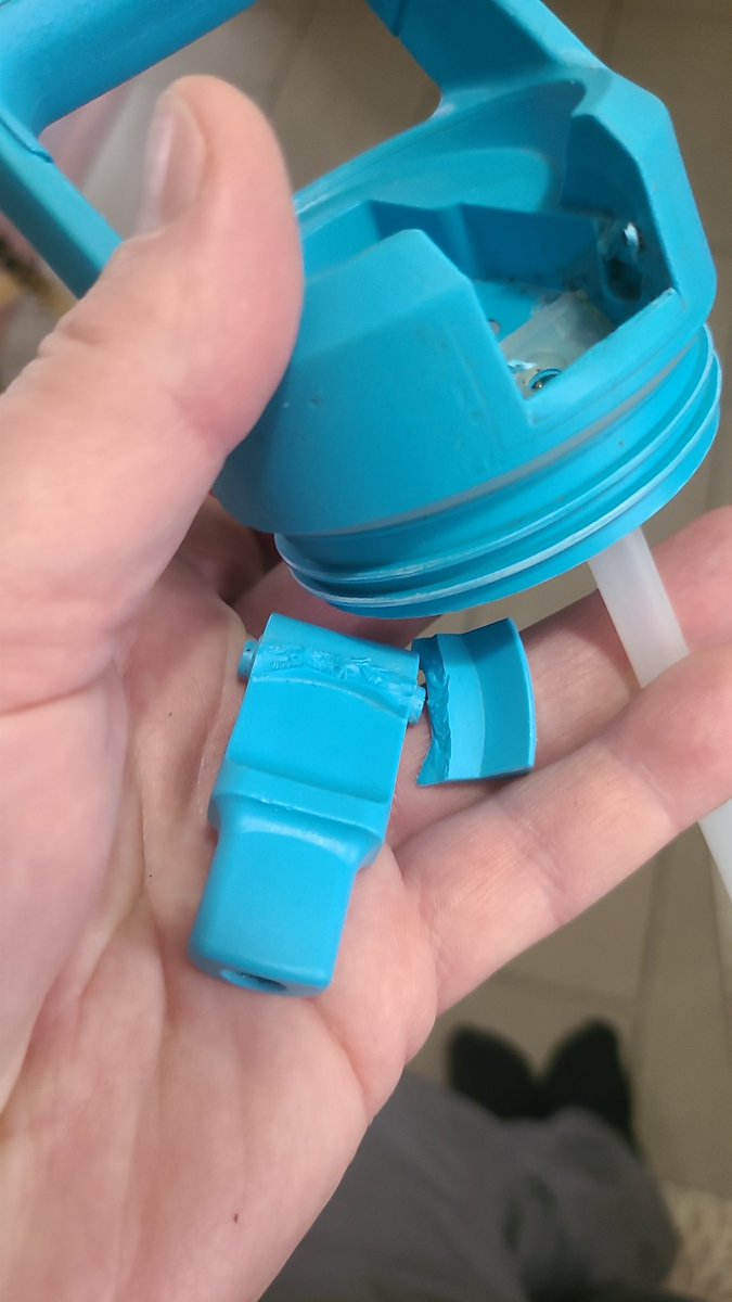 Quaidwave's tweet photo. @YETICoolers Any warranty for this? Lid snapped into pieces 😔 https://t.co/i4X5zTzETc