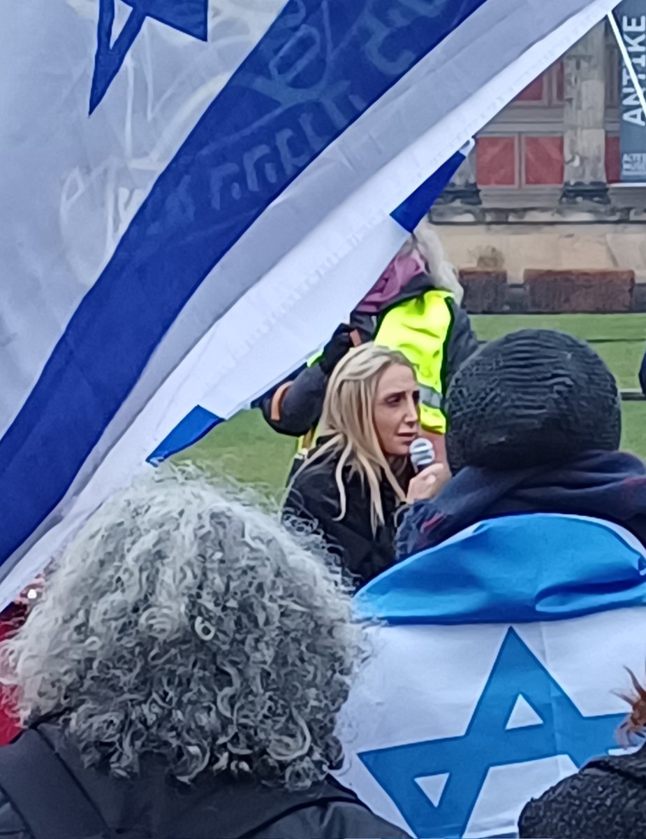 Kei_Nie_'s tweet photo. #b0812 Demo für die Freilassung der Geiseln und gegen #Antisemitismus - mit einem eindringlichen Appell der Mutter von Rom Braslavski, der am 5. Dezember bereits den zweiten Geburtstag in #Hamas-Geiselhaft verbrachte: "Gebt nicht auf!"
#BringThemAllHomeNow https://t.co/WdC7m3glnr