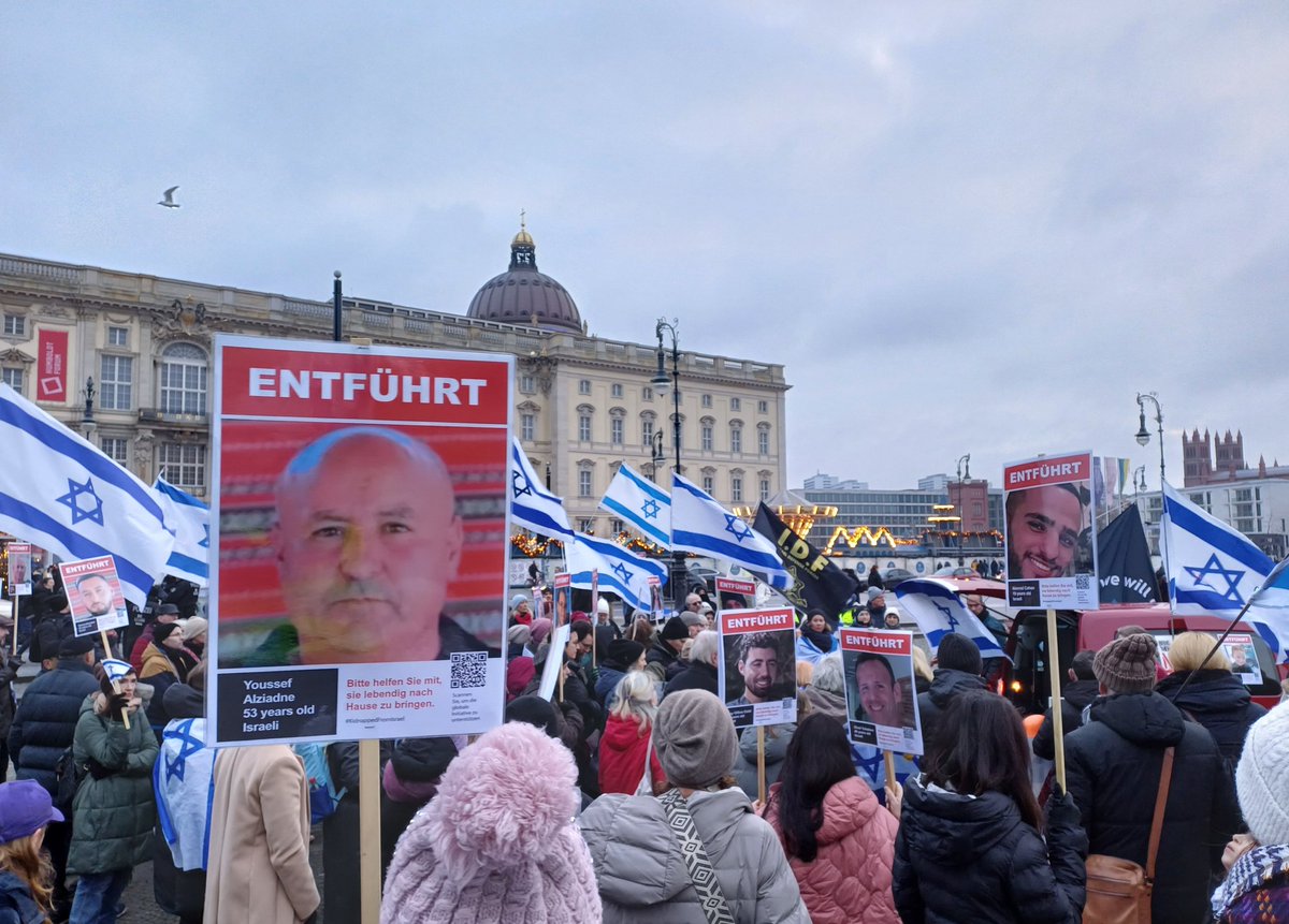 Kei_Nie_'s tweet photo. #b0812 Demo für die Freilassung der Geiseln und gegen #Antisemitismus - mit einem eindringlichen Appell der Mutter von Rom Braslavski, der am 5. Dezember bereits den zweiten Geburtstag in #Hamas-Geiselhaft verbrachte: "Gebt nicht auf!"
#BringThemAllHomeNow https://t.co/WdC7m3glnr