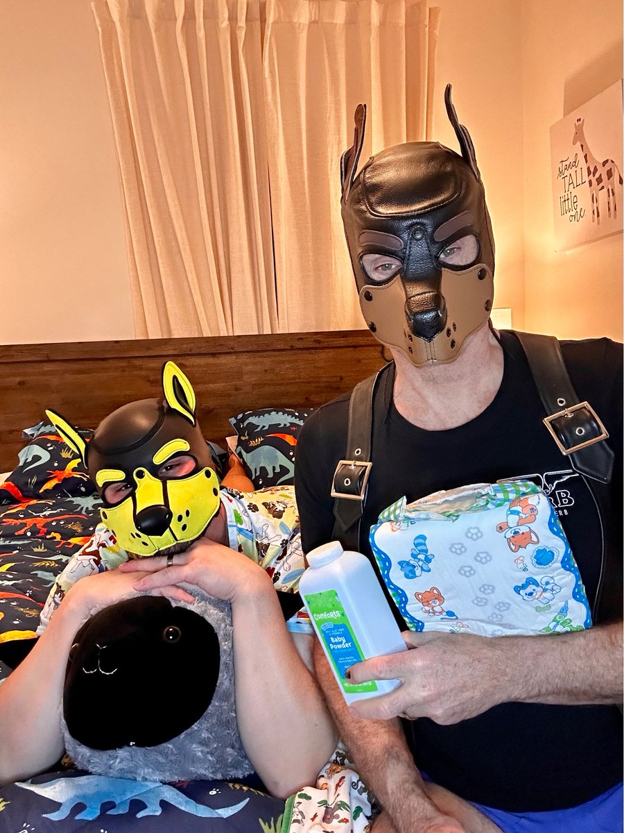 SrhPaul's tweet photo. 🩷🖤💚 🐶🐕🐾
Which puppies want to come over and put a diaper on with Waddle, @puptrojan and daddy 
https://t.co/MUn98bkocf #pupplay #diaperpupplay #handlerpup #paddedpuppy #diaperboy #diaperboys 
#adultdiaper #adultdiapers #diaperkink https://t.co/b353AWY2iF